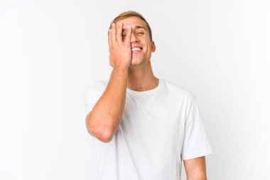 Genç, beyaz, yakışıklı, gülen, neşeli, kaygısız, doğal bir duygu..