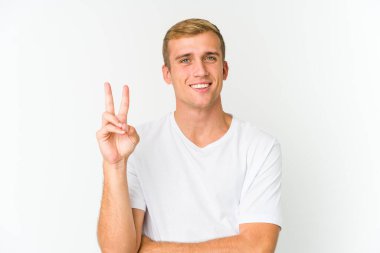 Genç, beyaz, yakışıklı adam iki numarayı parmaklarıyla gösteriyor..
