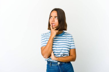 Genç melez kadın şüpheli ve şüpheci bir ifadeyle yan bakıyor..