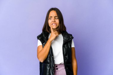 Genç melez kadın şüpheli ve şüpheci bir ifadeyle yan bakıyor..