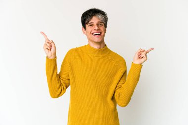 Genç, sıska, ispanyol bir adam, farklı kopya alanlarını gösteriyor, birini seçiyor, parmaklarıyla gösteriyor..