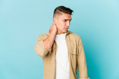 Genç, beyaz, yakışıklı bir adam yerleşik yaşam tarzından dolayı boyun ağrısından soyutlanmış..