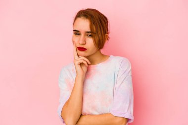 Genç Arap melez kadın. Düşünüyor, bir strateji planlıyor, bir iş yolu düşünüyor..