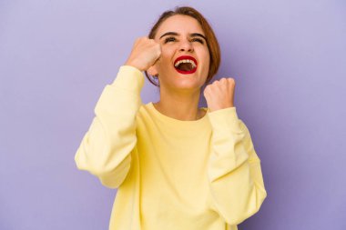 Genç Arap melez kadın zaferden sonra yumruğunu kaldırıyor, kazanan konsept.