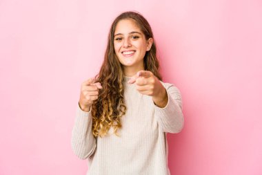 Kafkasyalı genç bir kadın parmaklarıyla ön tarafı işaret ediyor..