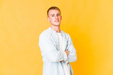 Genç beyaz yakışıklı adam mutlu, güler yüzlü ve neşeli..