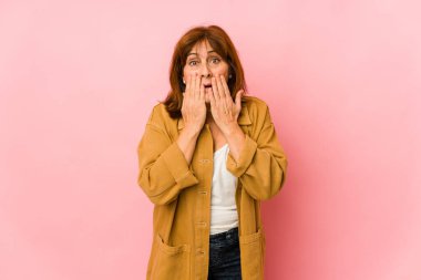 Beyaz kadın şok olmuş, ağzı ellerle kaplanmış, yeni bir şey keşfetmek için sabırsızlanıyor..