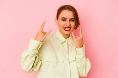 Genç Arap melez kadın boynuzlarını devrim konsepti olarak gösteriyor..