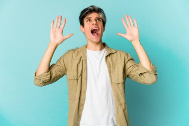 Renkli arka planda poz veren sıska, genç bir İspanyol. 