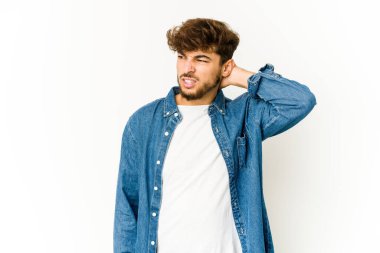 Beyaz arka planda oturan genç bir Arap sabit yaşam tarzından dolayı boyun ağrısı çekiyor..