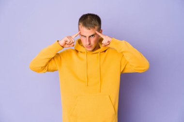 Kafkasyalı yakışıklı genç adam bir işe odaklanmış, işaret parmaklarını işaret ediyor..