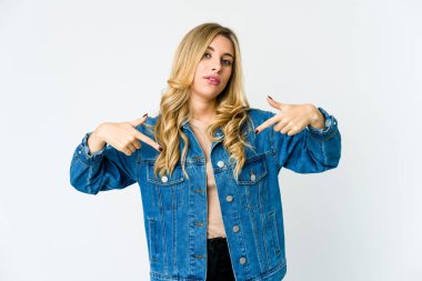 Beyaz tenli sarışın kadın parmaklarıyla aşağı işaret ediyor, olumlu bir his..