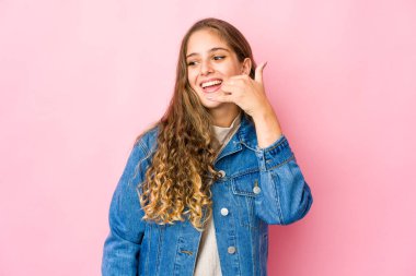 Beyaz bir kadın cep telefonu hareketini parmaklarıyla gösteriyor..