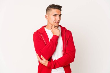 Kafkasyalı yakışıklı bir adam şüpheli ve şüpheci bir ifadeyle yanlamasına bakıyor..