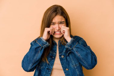 Genç, sıska, beyaz, ağlayan, sızlanan genç kız..