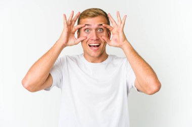 Genç, beyaz, yakışıklı bir adam başarılı bir fırsat yakalamak için gözlerini açık tutuyor..