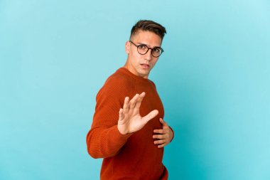 Kafkasyalı yakışıklı genç adam yaklaşan bir tehlike yüzünden şoka girdi.