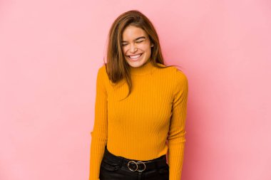 Genç, sıska, beyaz, genç kız gülüyor, gözlerini kapatıyor, rahatlamış ve mutlu hissediyor..