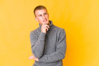 Beyaz tenli yakışıklı adam rahatlamış fotokopi odasına bakan bir şey düşünüyor..