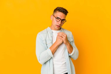 Genç, yakışıklı, beyaz bir adam yalnız, korkmuş ve korkmuş..