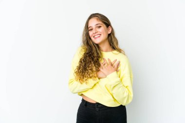 Beyaz bir kadın dost canlısı bir ifadeye sahip, avuçlarını göğsüne bastırıyor. Aşk konsepti.