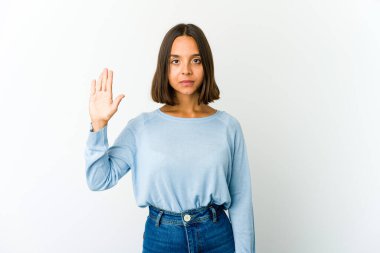 Genç melez kadın gülümseyerek beş numarayı parmaklarıyla gösteriyor..