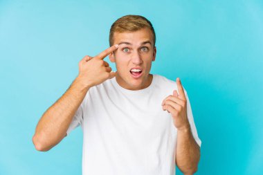 Beyaz tenli yakışıklı adam işaret parmağıyla hayal kırıklığı jesti yapıyor..