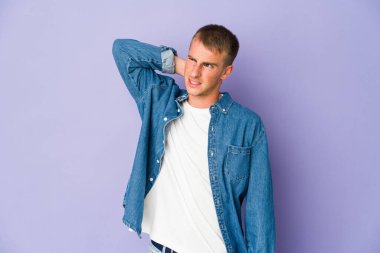 Oturaklı yaşam tarzı yüzünden boynu ağrıyan beyaz, yakışıklı genç bir adam..