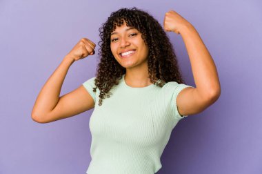 Genç Afrikalı Afro-Amerikan kadın kendini soyutlamış. Güçlü hareketler sergiliyor. Kadınsı gücün sembolü.