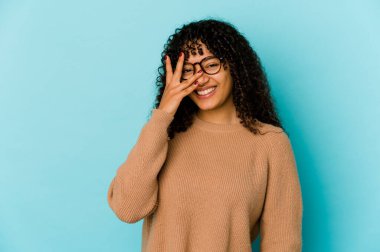 Genç Afrikalı Amerikalı afro kadın kameraya parmaklarıyla göz kırpıyor, yüzünü kapatmaktan utanıyor..