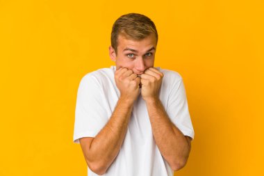 Tırnaklarını yiyen beyaz, yakışıklı genç bir adam. Gergin ve endişeli..