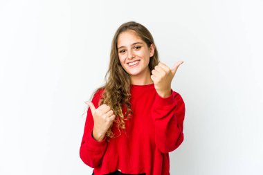 Kafkasyalı genç bir kadın iki parmağını da kaldırıyor, gülümsüyor ve kendinden emin..