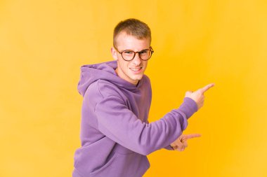 Kafkasyalı yakışıklı bir adam işaret parmağıyla fotokopi çekerek heyecan ve arzusunu ifade ediyor..