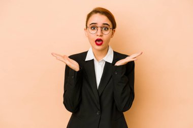 Genç, sıska, beyaz iş kadını yalnız, şaşırmış ve şok olmuş..