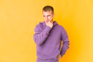 Genç, beyaz, yakışıklı bir adam bir strateji planlıyor, bir iş yolu düşünüyor..