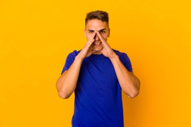 Genç, yakışıklı, beyaz bir adam soyutlanmış. Dedikodu yapıyor, bir şeyleri bildiriyor..