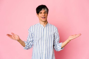 Genç, sıska İspanyol adam kollarıyla ölçek yapıyor, mutlu ve kendinden emin hissediyor..