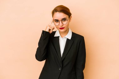 Genç, sıska, beyaz iş kadını kendini soyutlamış, parmağıyla işaret eden, düşünen, bir göreve odaklanmış..