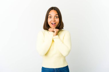 Genç melez kadın şans için dua ediyor, şaşırmış ve ağzı açık..