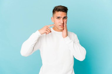 Kafkasyalı yakışıklı bir adam izole edilmiş güçlü bir diş ağrısı, azıdişi ağrısı var..