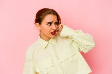 Genç Arap melez kadın elleriyle kulaklarını kapatıyor..