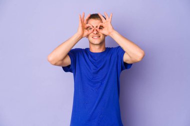 Beyaz tenli yakışıklı adam gözlerinde işaret var.