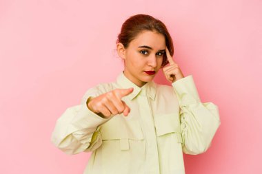 Genç Arap melez kadın tapınağı parmağıyla işaret ediyor, düşünüyor, bir göreve odaklanıyor..