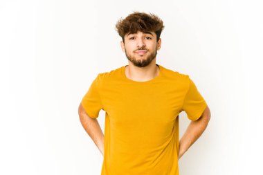 Beyaz arka plandaki genç Arap üzgün, ciddi yüzlü, mutsuz ve hoşnutsuz..