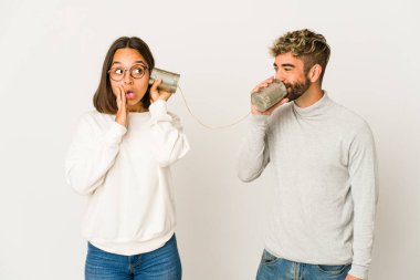 Latin kökenli genç arkadaşlar konserve kutusundan konuşuyorlar. Gizli bir sıcak fren haberi veriyorlar ve kenara çekiliyorlar.