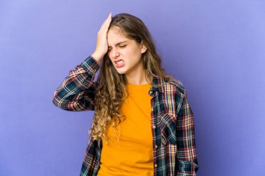 Kafkas güzeli bir kadın bir şey unutmuş. Alnına avuç içiyle vurup gözlerini kapatıyor..