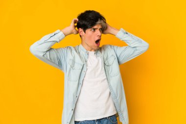 Genç, sıska İspanyol adam bağırıyor, çok heyecanlı, tutkulu, bir şeyden memnun..