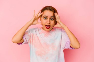 Genç Arap melez kadın hoş bir sürpriz yapıyor. Heyecanlı ve el kaldırıyor..