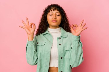 Genç Afrikalı Afro-Amerikan kadın yoğun çalışma gününden sonra kendini izole edip yoga yapıyor..