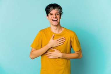 Renkli arka planda poz veren sıska, genç bir İspanyol. 